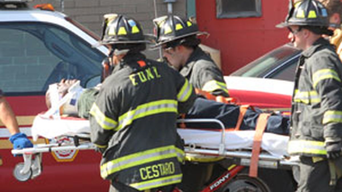 Unidades de emergencia ayudan a trasladar a un herido de un accidente.Foto: GTRES