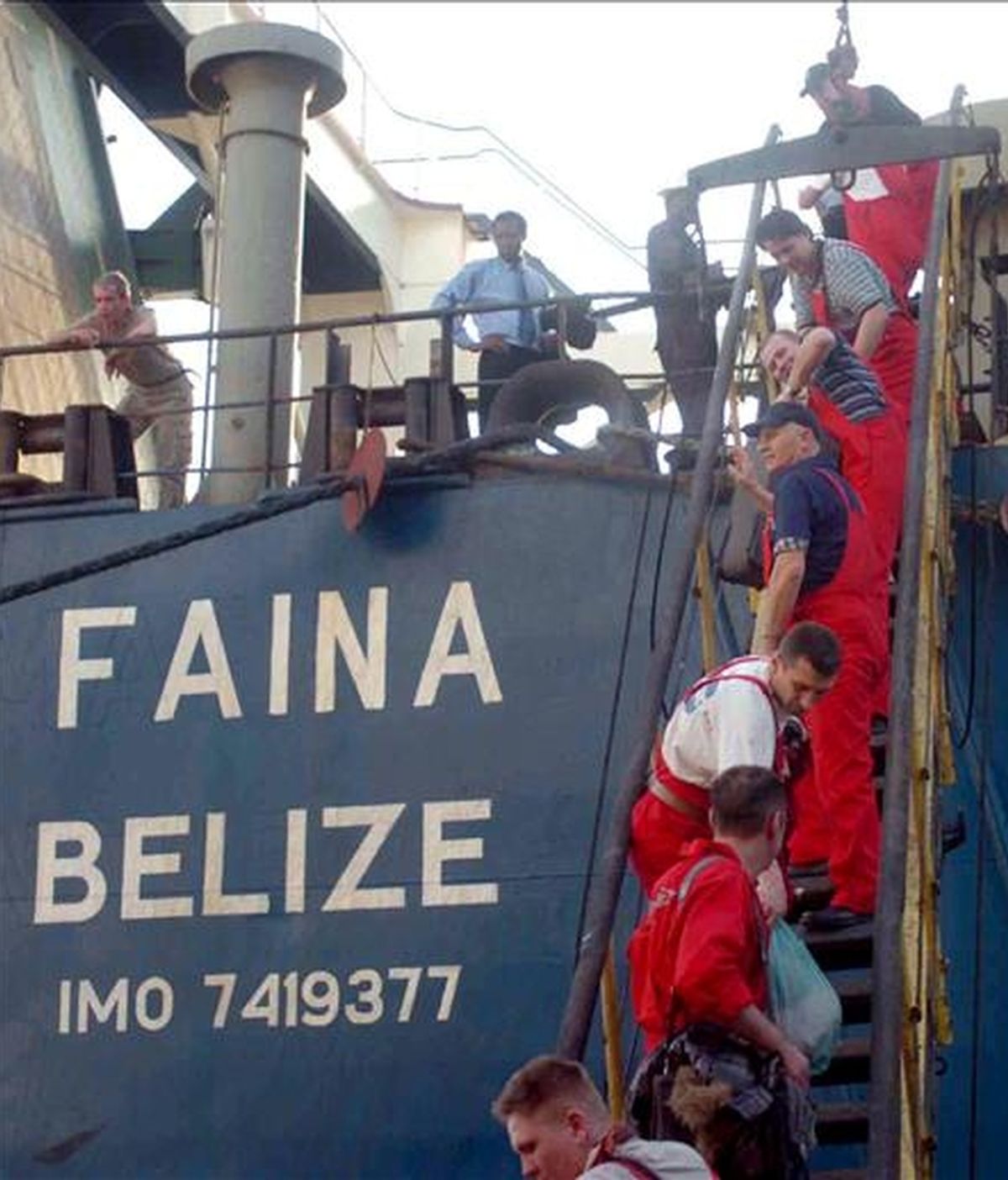 La tripulación del carguero ucraniano Faina, que fue secuestrado en las costas de Somalia y liberado tras pagar a los piratas un rescate de 3,2 millones de dólares, desembarcan en el puerto de Mombasa (Kenia), el 12 de febrero pasado. EFE/Archivo