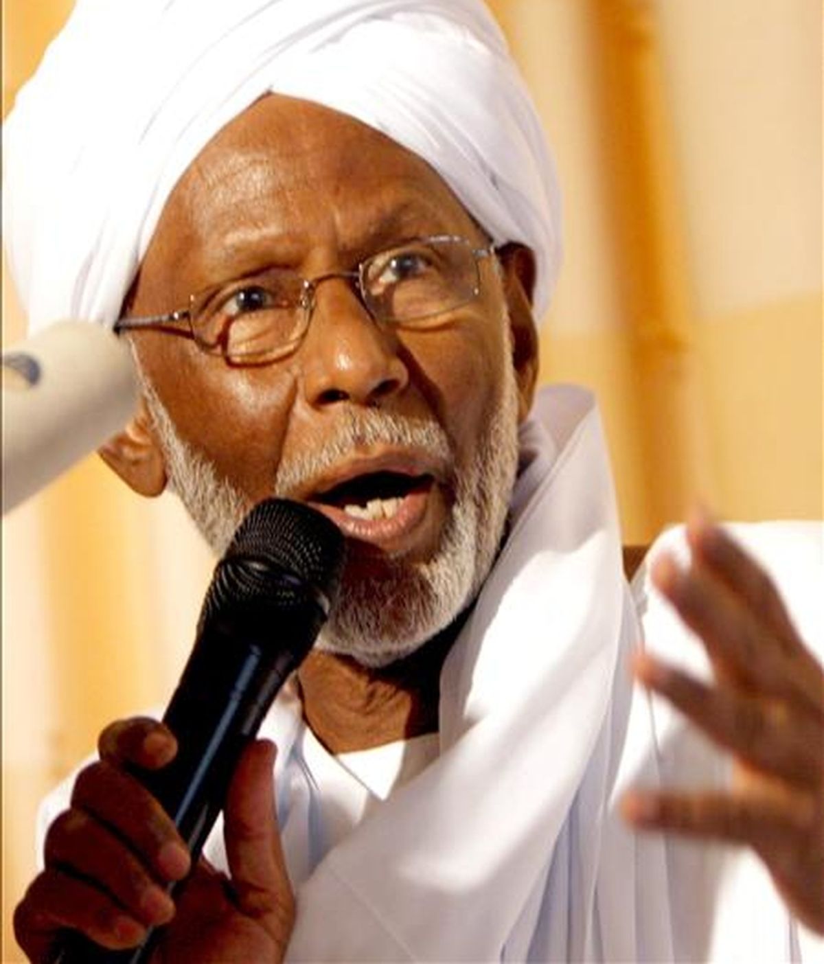 Uno de los líderes históricos del islamismo sudanés, Hassan al-Turabi. EFE/Archivo