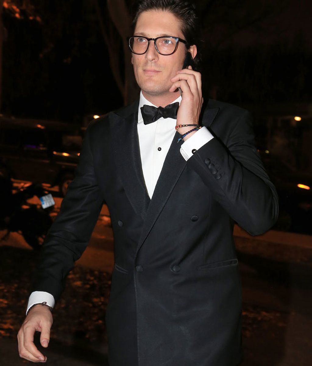 Luis Medina completó el 'look' de fiesta con gafas