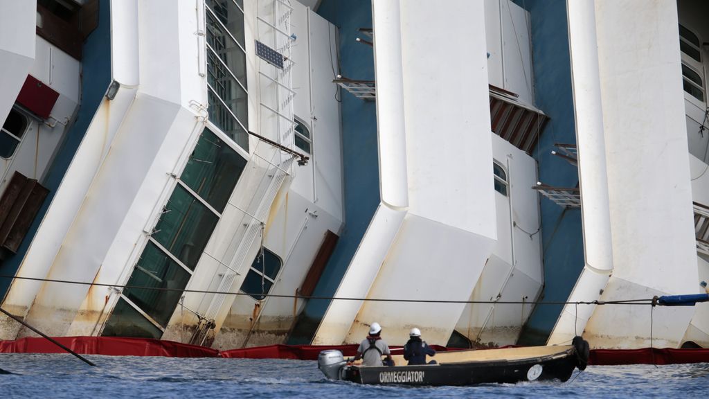 Los trabajos de rotación del 'Costa Concordia'