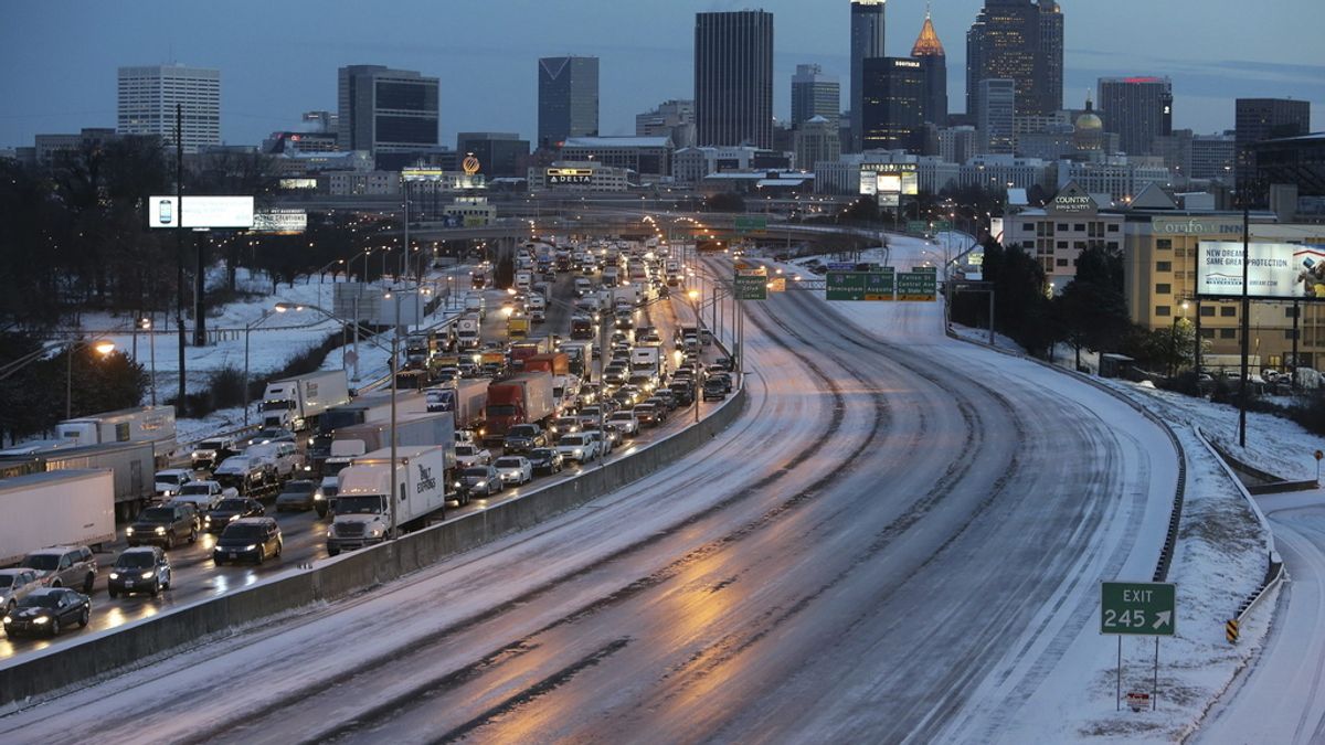 Cientos de miles de coches atrapados en Atlanta