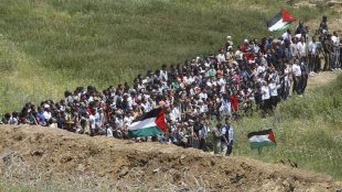 Los sirios, hacia la frontera. En la otra imagen, los soldados israelíes disparan contra la multitud. Fotos: Reuters.