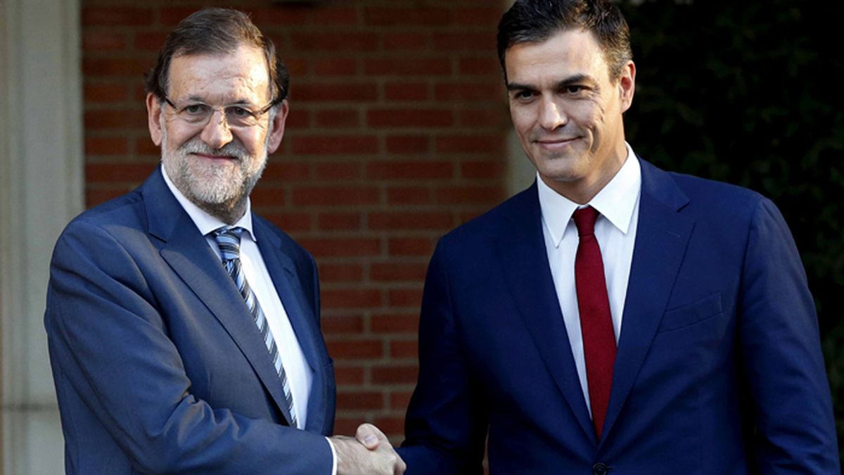 Rajoy recibe a Sánchez en La Moncloa para analizar la respuesta a la declaración independentista