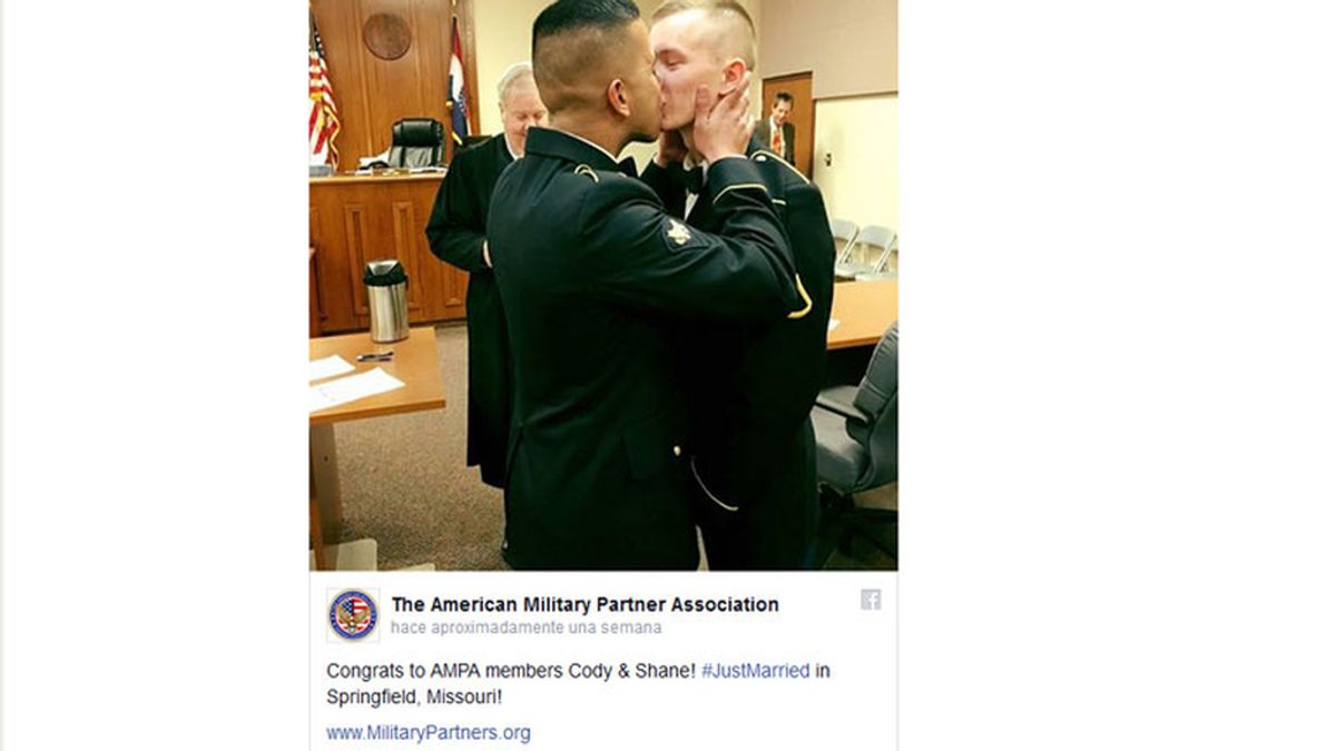 La foto del beso de una pareja de militares gay el día de su boda se hace viral
