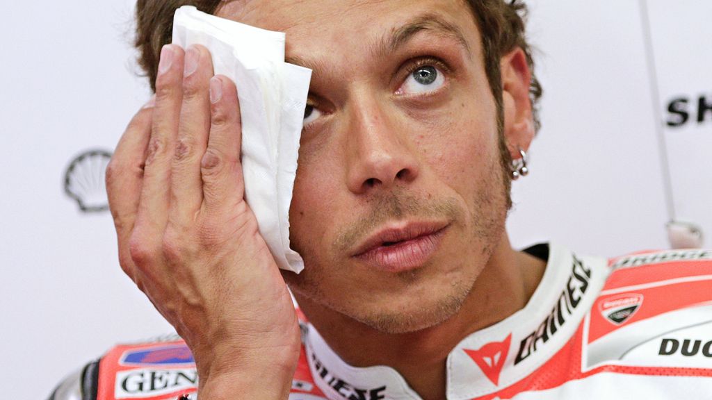 Valentino Rossi se seca el sudor tras la primera sesión de libres del GP de Italia