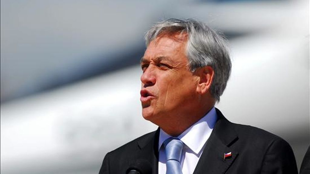 El nivel de rechazo es el mayor que recibe Piñera desde que llegó a La Moneda, en marzo de 2010, y su aprobación inferior al promedio del 52% que recibió en sus primeros diez meses de gestión, según los responsables de la encuesta. EFE/Archivo El nivel de rechazo es el mayor que recibe Piñera desde que llegó a La Moneda, en marzo de 2010, y su aprobación inferior al promedio del 52% que recibió en sus primeros diez meses de gestión, según los responsables de la encuesta. EFE/Archivo
