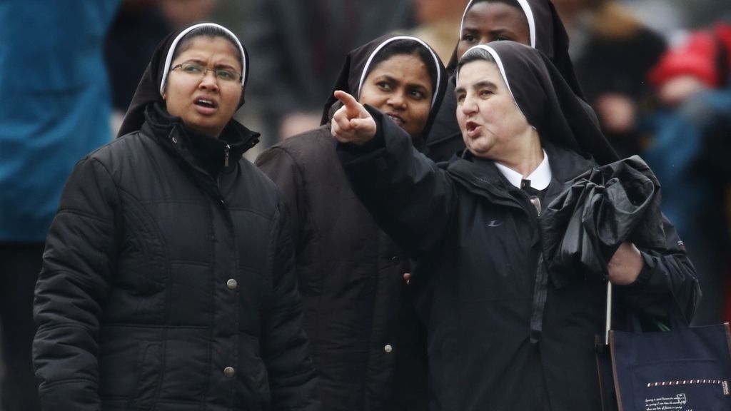 Religiosas pendientes de la fumata