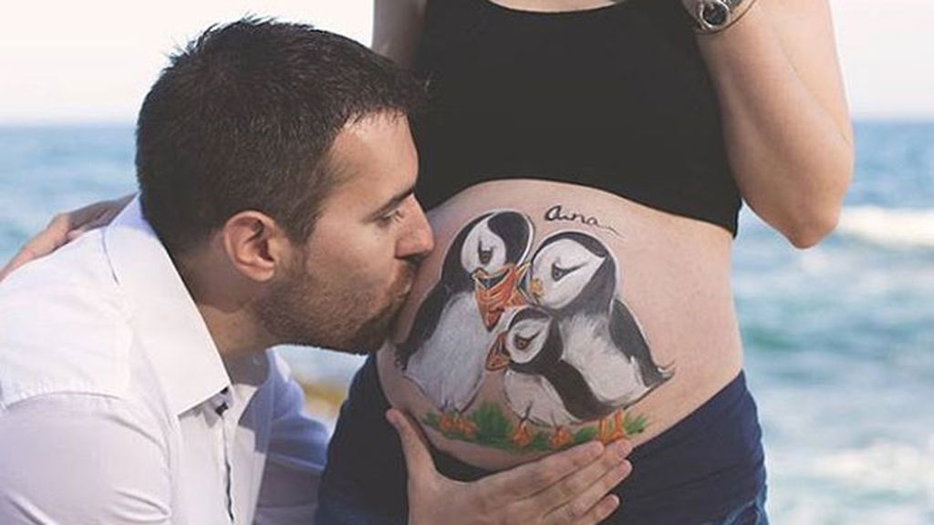 Dibujos personalizados adornan temporalmente la piel de las futuras madres
