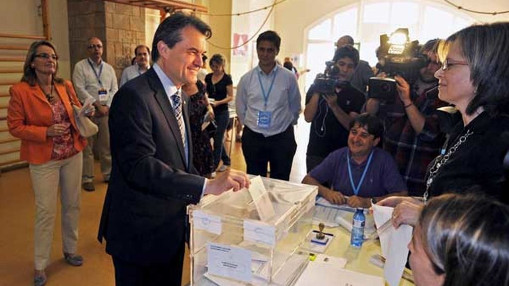 Artur Mas acude con su esposa