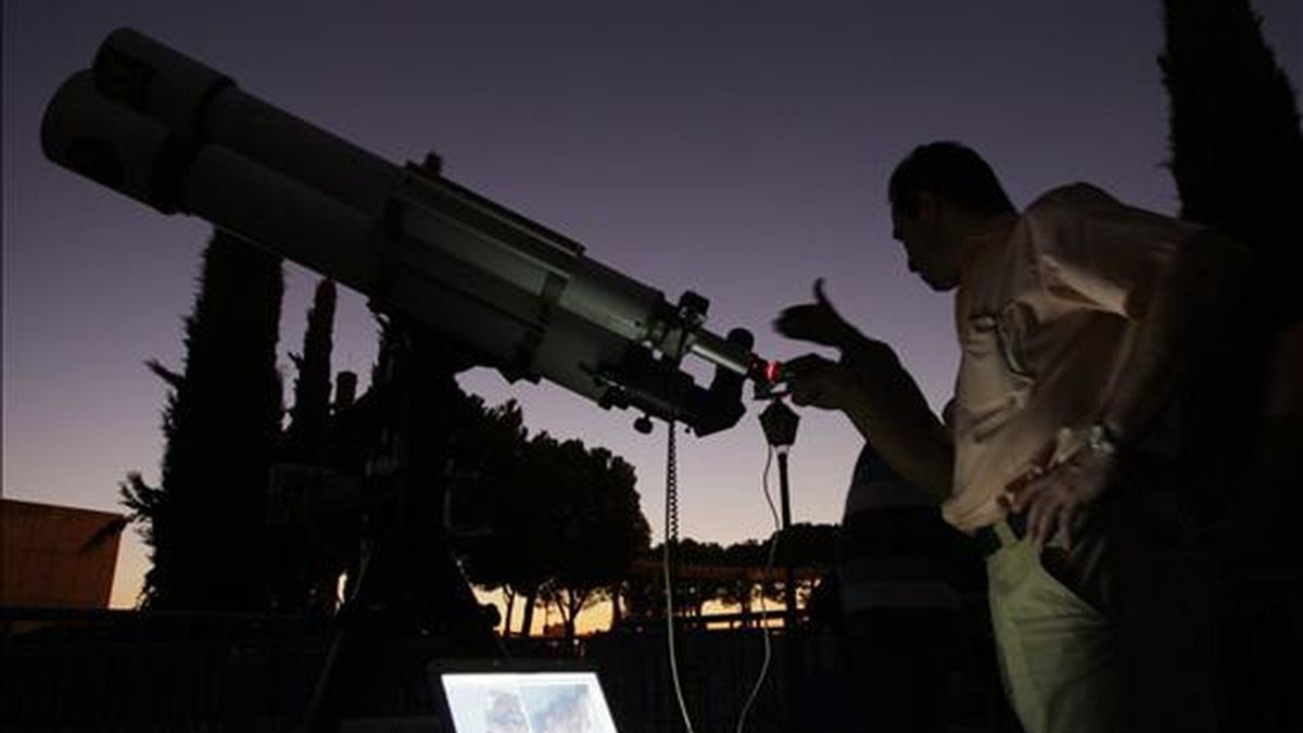 En la imagen, dos hombres concretan la dirección del telescopio en el Observatorio Astronómico del Planetario de Madrid. EFE/Archivo En la imagen, dos hombres concretan la dirección del telescopio en el Observatorio Astronómico del Planetario de Madrid. EFE/Archivo