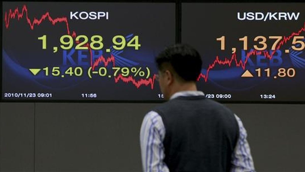 Un trabajador del Banco de Cambio de Corea del Sur observa la evolución del índice Kospi, en la sede de la banca en Seúl. EFE/Archivo