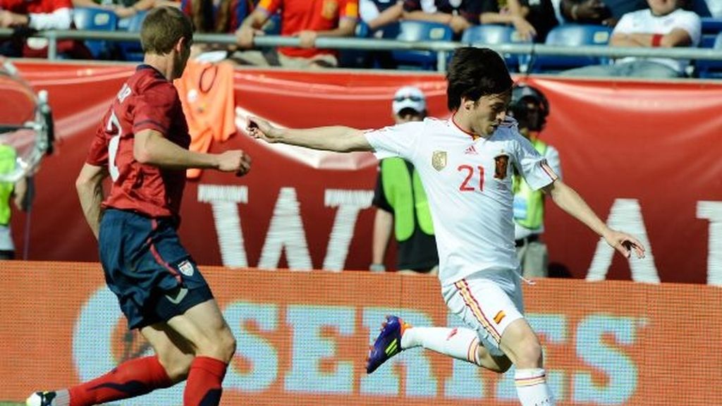 Silva, el genio canario, se dispone a centrar. Foto: EFE. Silva, el genio canario, se dispone a centrar. Foto: EFE.