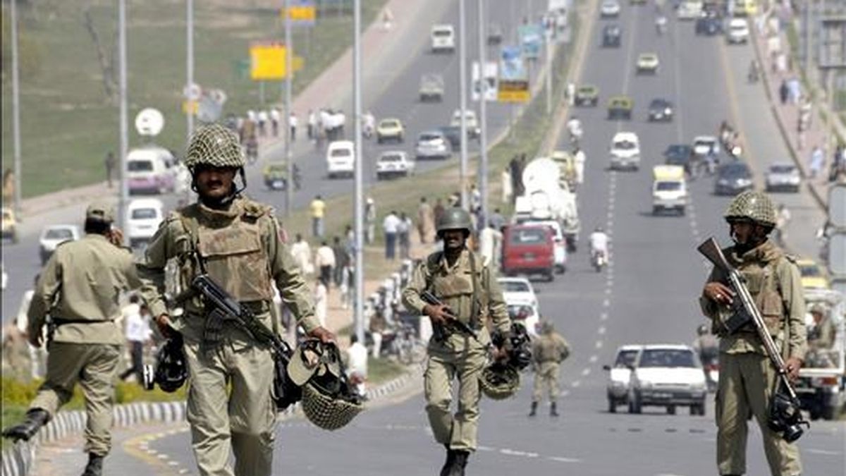 Soldados paramilitares patrullan en Pakistán. EFE/Archivo