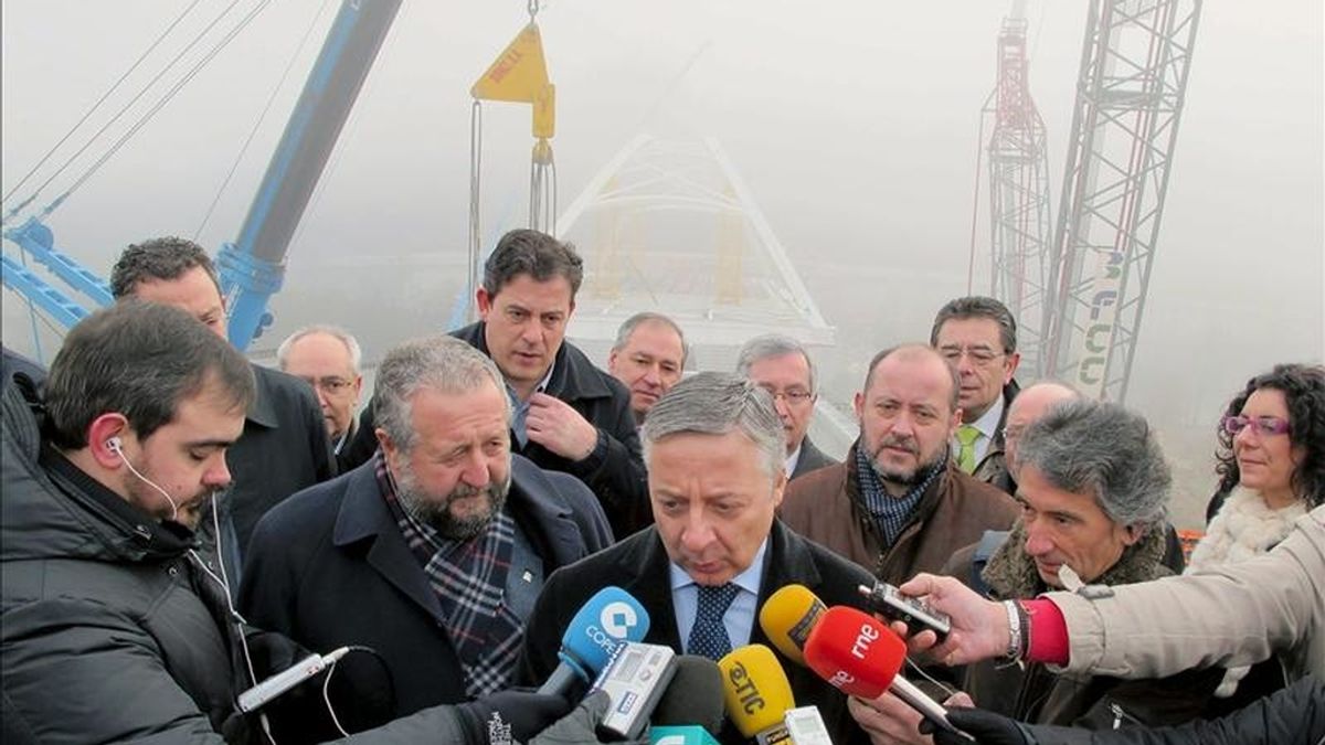 El ministro de Fomento, José Blanco (c), responde a las preguntas de los periodistas ante las obras de construcción del nuevo puente sobre el río Miño, en Lugo, que visitó hoy. EFE