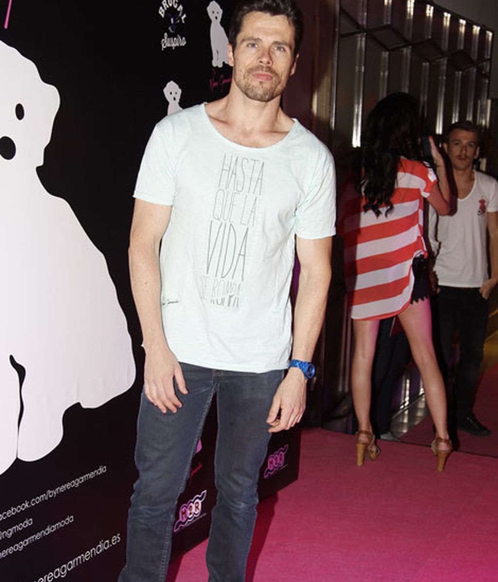 El actor Octavi Pujades con una camiseta diseñada por Garmendia