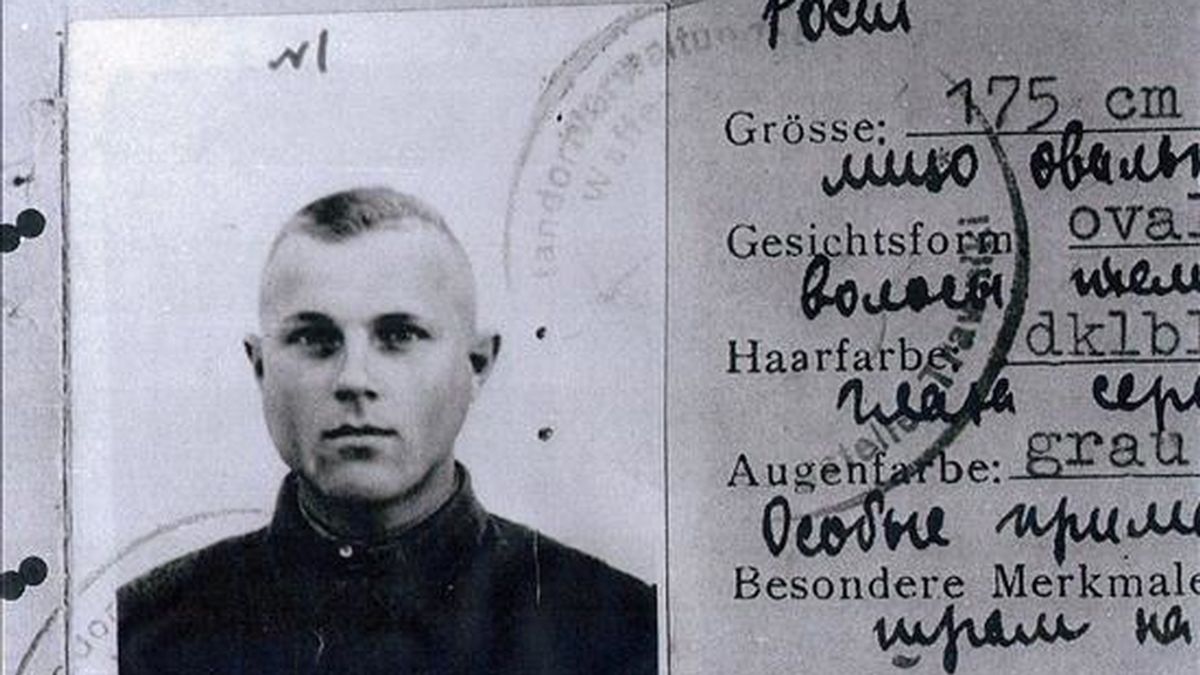 Imagen del documento de identidad de Iwan John Demjanjuk, presunto criminal de guerra nazi, conocido como Ivan El Terrible. EFE/Archivo