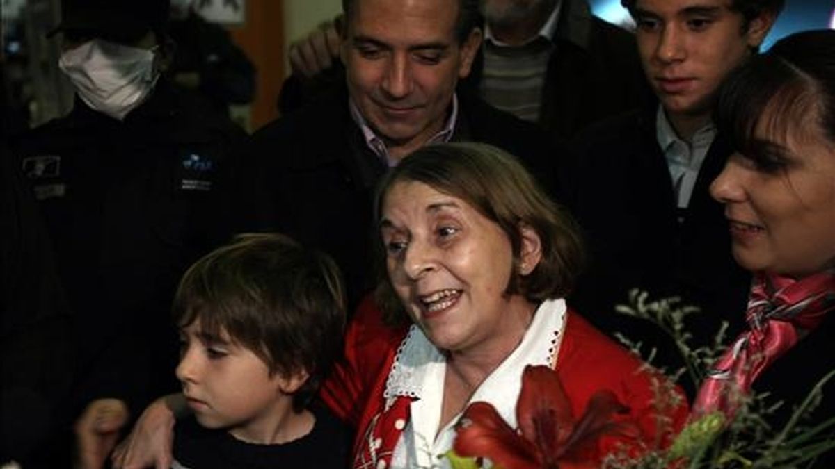 La neuróloga cubana Hilda Molina deseó hoy "paz" al ex presidente Fidel Castro, a quien calificó como "verdugo" de su familia. EFE