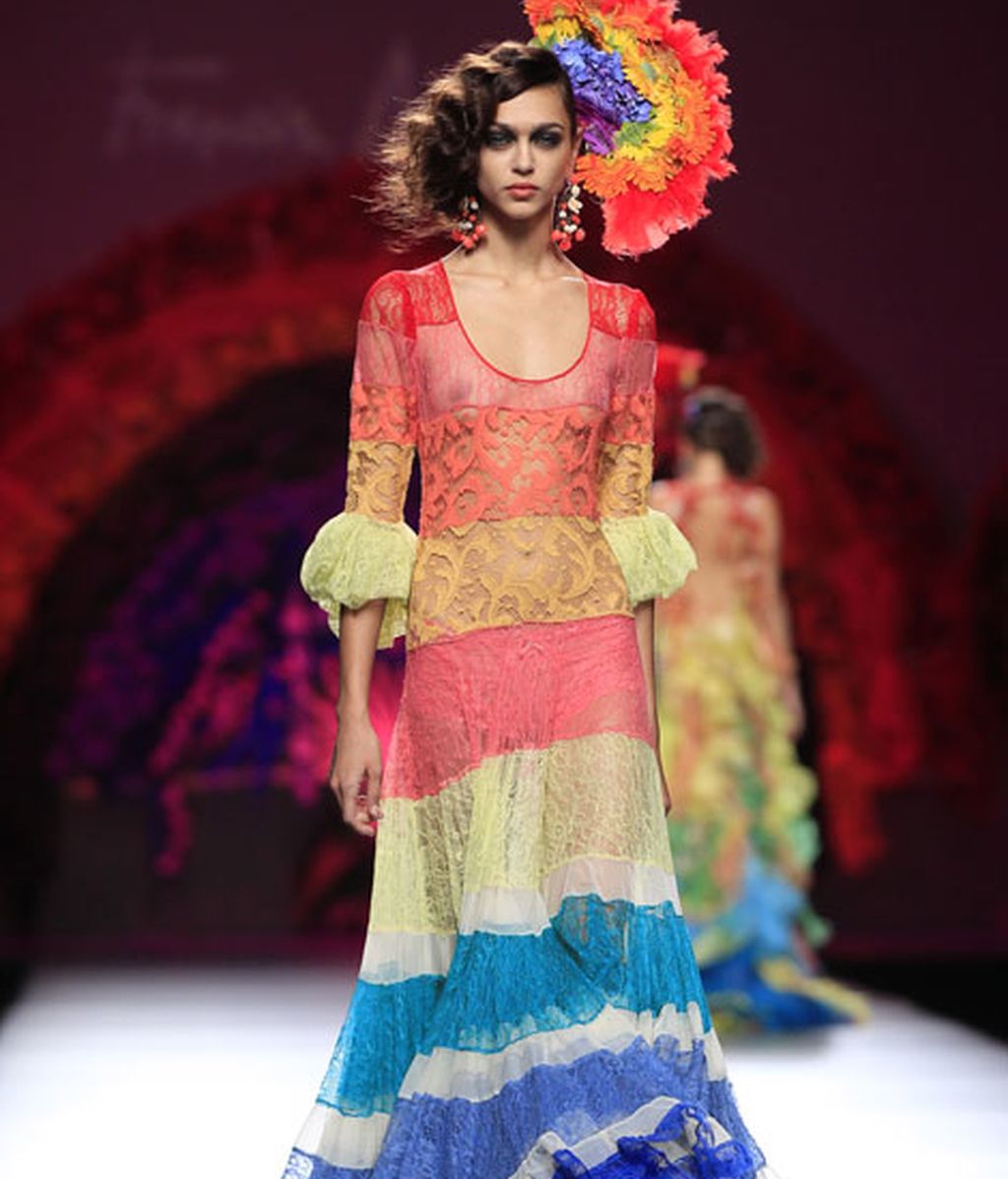 Una pasarela llena de flores y color