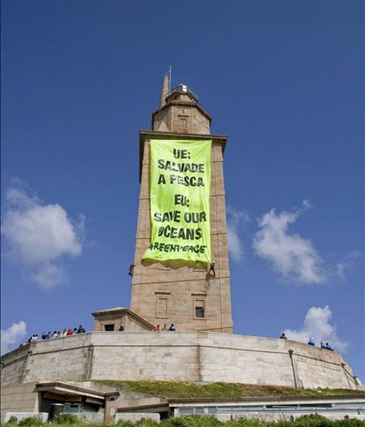Miembros de la organización ecologista Greenpeace han desplegado esta mañana en la Torre de Hércules de A Coruña, monumento romano declarado recientemente Patrimonio de la Humanidad, una pancarta de unos 200 metros cuadrados donde se podía leer el mensaje "UE: Salvad la pesca". EFE