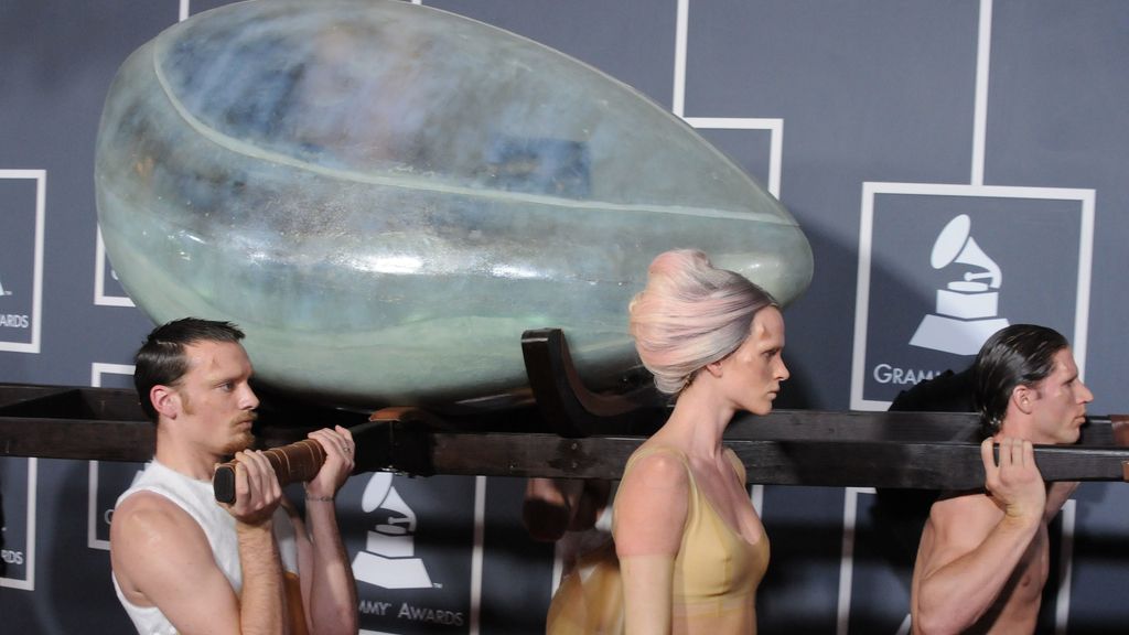 Dentro de un huevo en los Grammy 2011