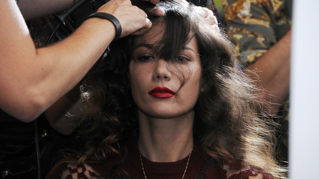 Los peluqueros ponían a punto a las modelos