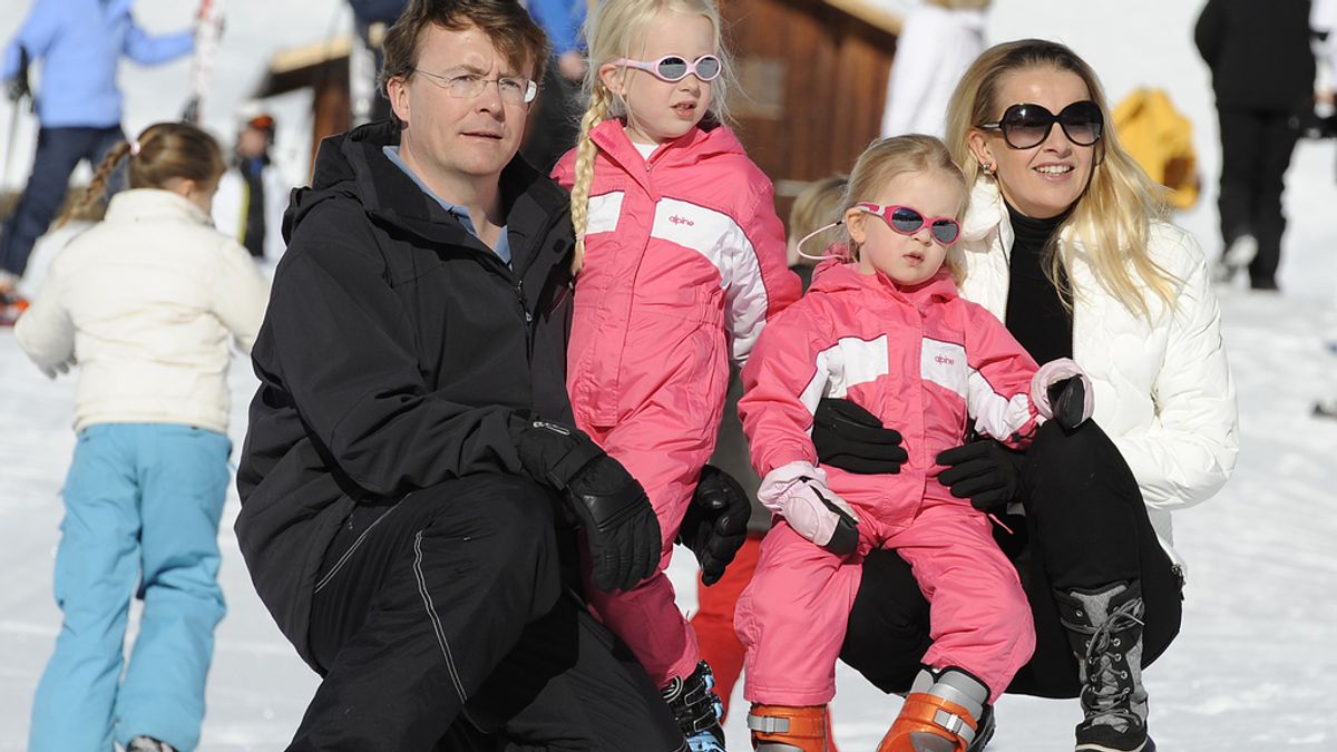 El príncipe Johan, junto a su esposa e hijas