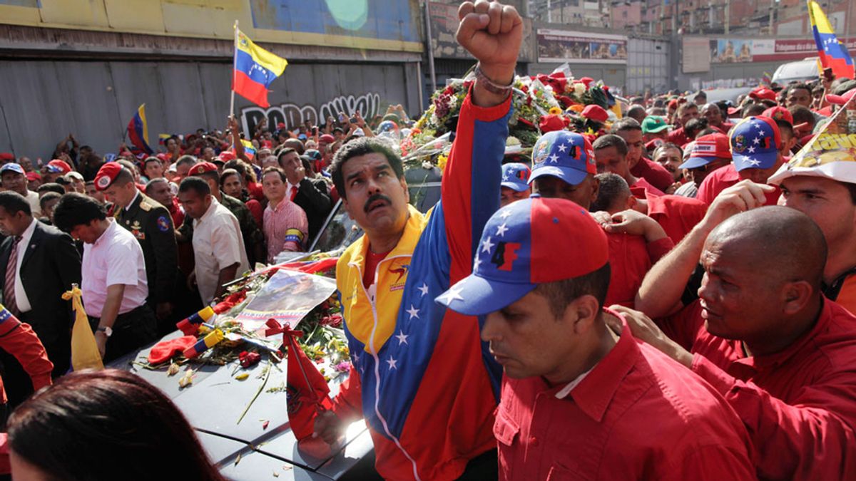 Nicolás Maduro junto al féretro de Chávez