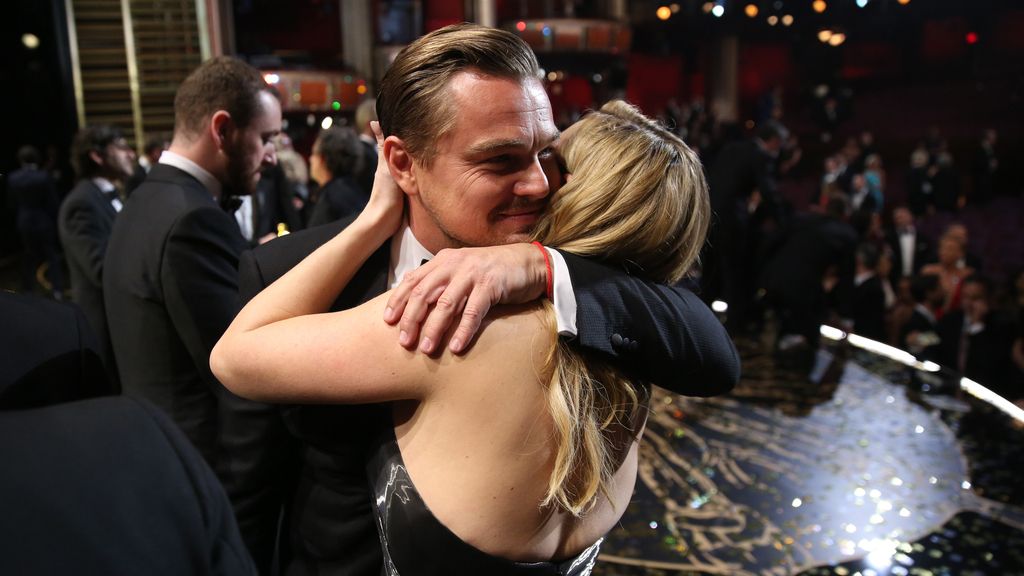 El abrazo de DiCaprio y Kate Winslet tras ser galardonado a mejor actor