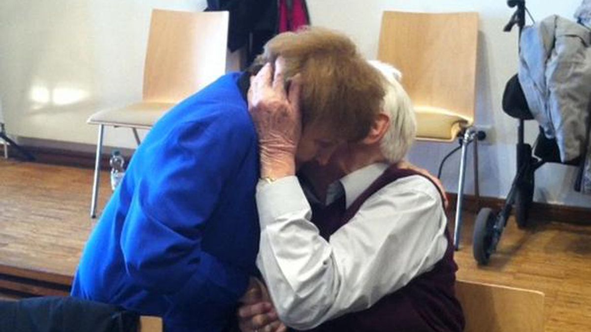 Polémico beso entre la superviviende de Auschwitz, Eva Kor, y el nazi Oskar Groening