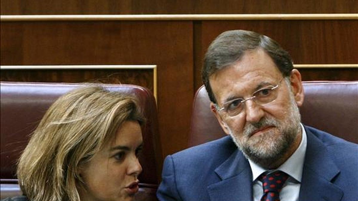 El líder del PP, Mariano Rajoy, y la portavoz del grupo popular, Soraya Sáenz de Santamaría, durante el debate sobre el techo de gasto para 2010. EFE/Archivo El líder del PP, Mariano Rajoy, y la portavoz del grupo popular, Soraya Sáenz de Santamaría, durante el debate sobre el techo de gasto para 2010. EFE/Archivo