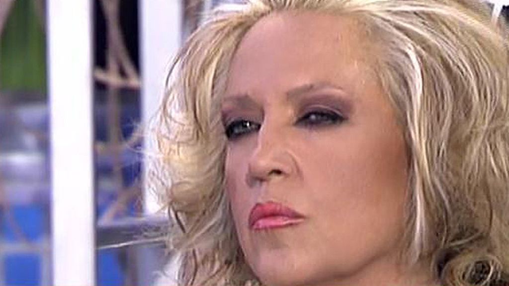 Tras elegir vestidos, la colaboradora de 'Sálvame' prueba peinados