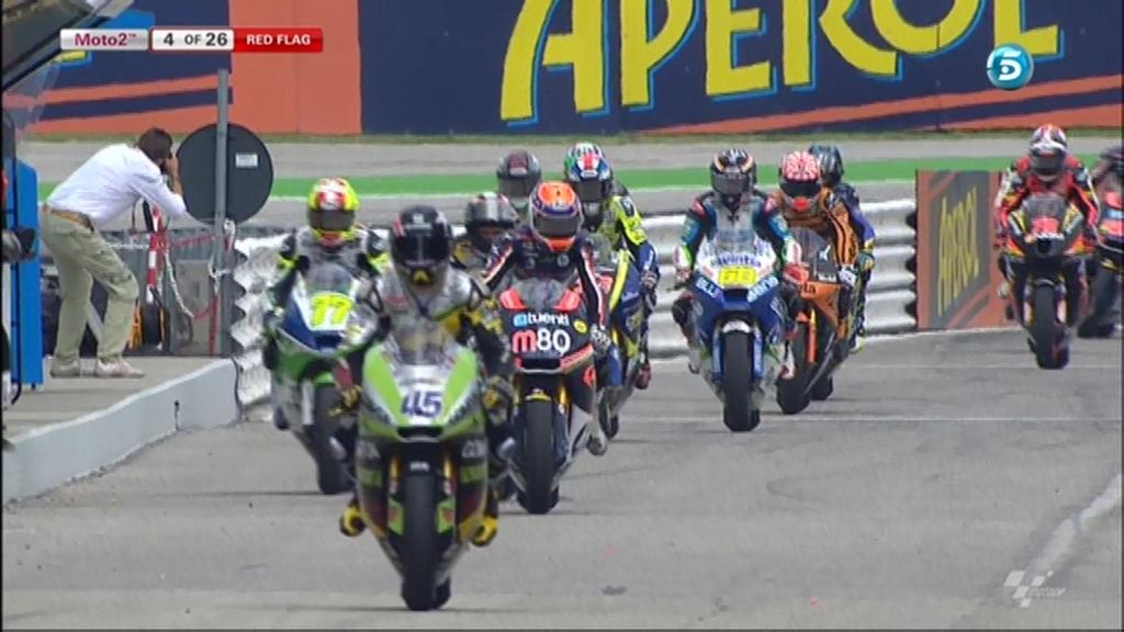 Los pilotos de Moto2 entran en boxes tras la bandera roja