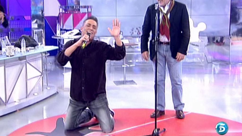 El colaborador despliega sus dotes como cantante