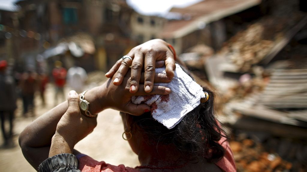 Dolor y destrucción en Nepal e India