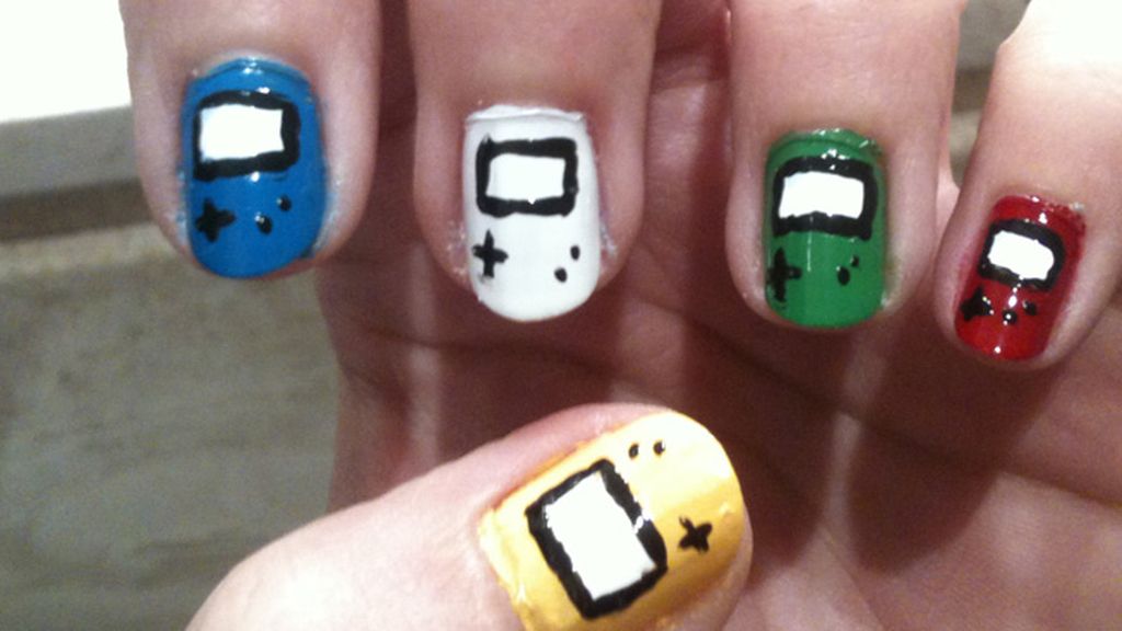 Uñas de colores... pero de Game Boy