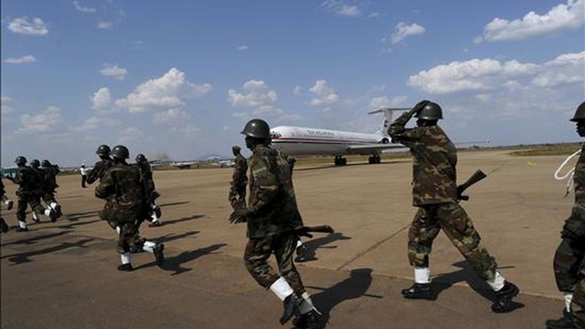 Fotografía cedida por la Misión de la ONU para Sudán (UNMIS) en la que se ve correr a los miembros de la guardia que va a rendir honores al presidente de Sudán, Omar Hassan Ahmad al-Bashir en el aeropuerto de Juba (Sudán), el 4 de enero de 2011. EFE