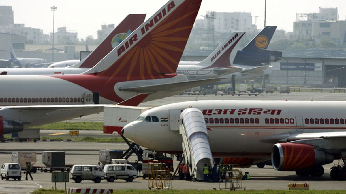 Aviones de Air India estacionados en las pistas del aeropuerto de Bombay