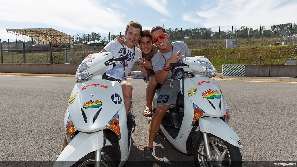 Tito Rabat, Axel Pons y Pol Espargaro sobre sus 'scooters' en Mugello