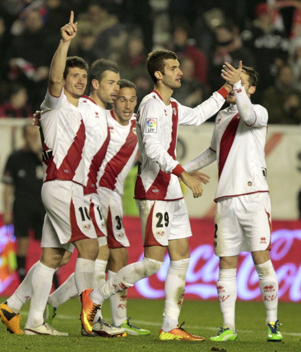 El delantero del Rayo Vallecano Francisco Medina, "Piti"(i), celebra con su compañero uno de los goles que ha marcado ante el Getafe