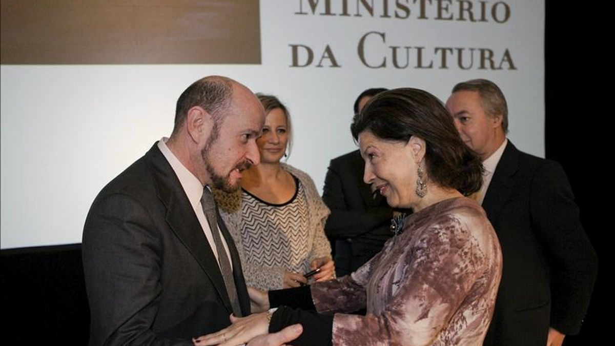 La ministra lusa de Cultura, Gabriela Canavilhas (d), saluda al director de la feria internacional de arte contemporáneo ARCO, Carlos Urroz. EFE