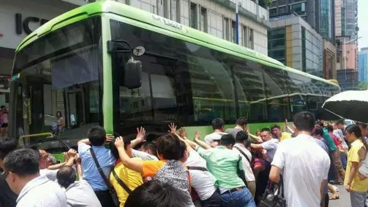 Decenas de turistas y ciudadanos colaboran para salvar a una anciana atrapaba bajo un autobús en China