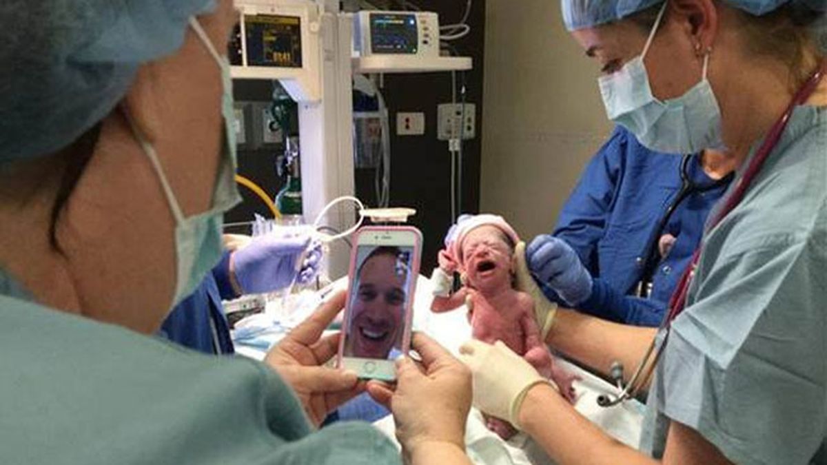 Un padre asiste al nacimiento de sus hijos cuatrillizos por FaceTime