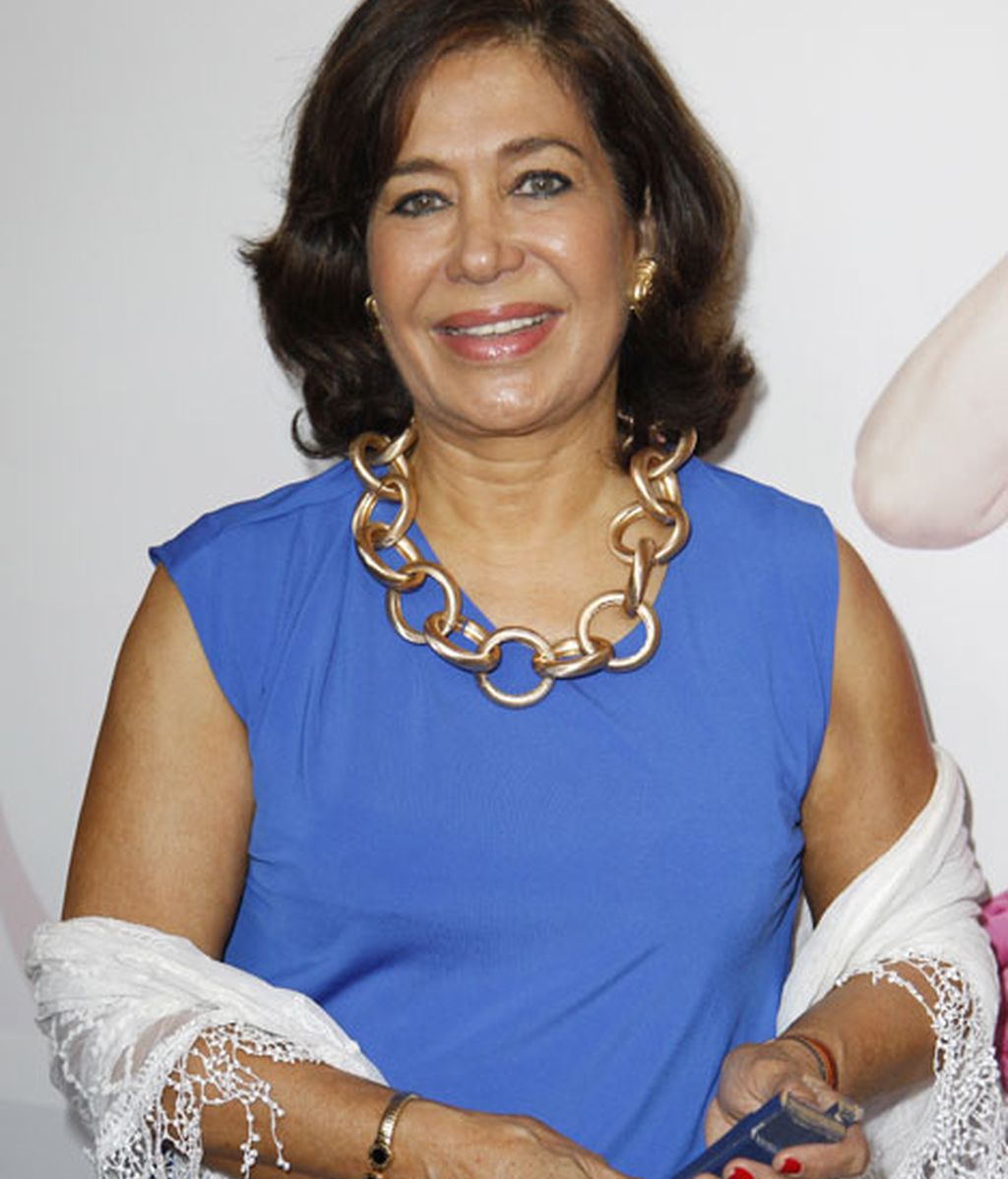 Elena Tablada acudió con un vestido azul