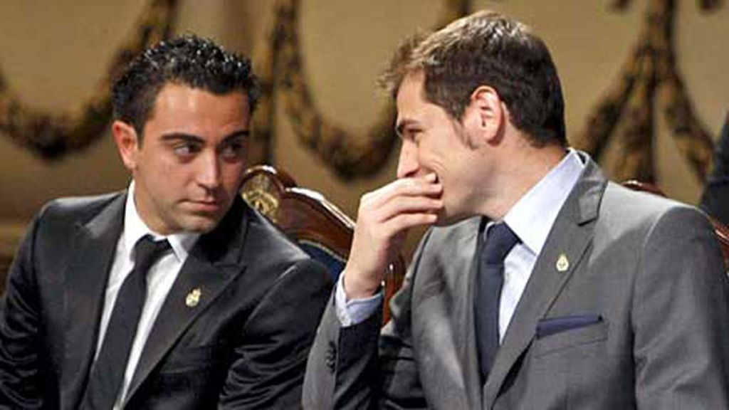 Xavi y Casillas, rivalidad a sonrisas y abrazos