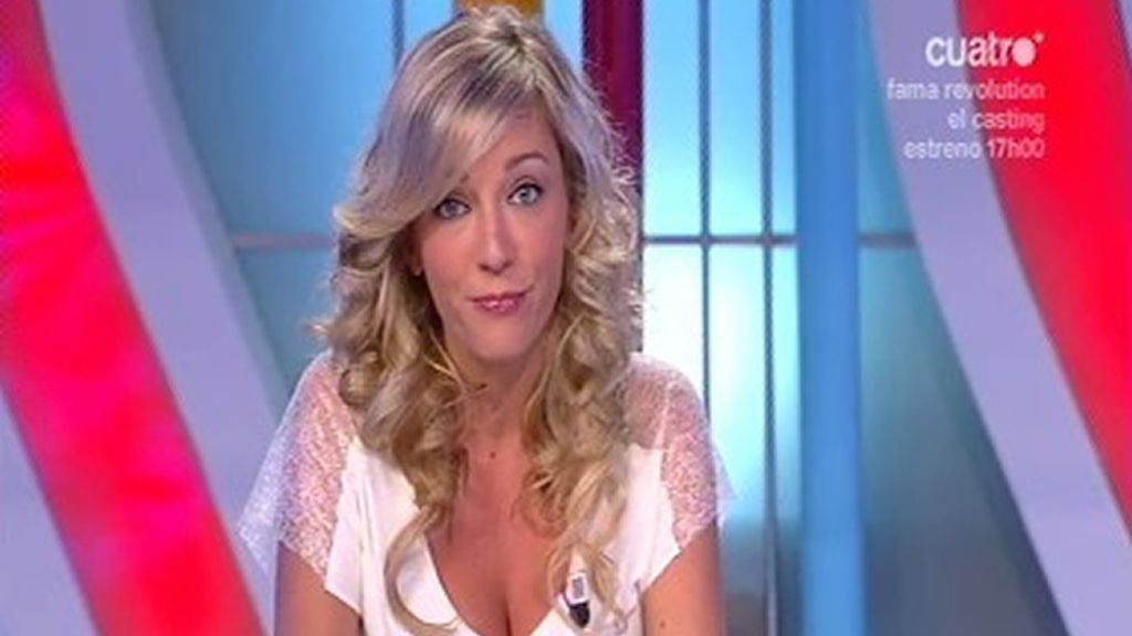 Anna con camiseta blanca