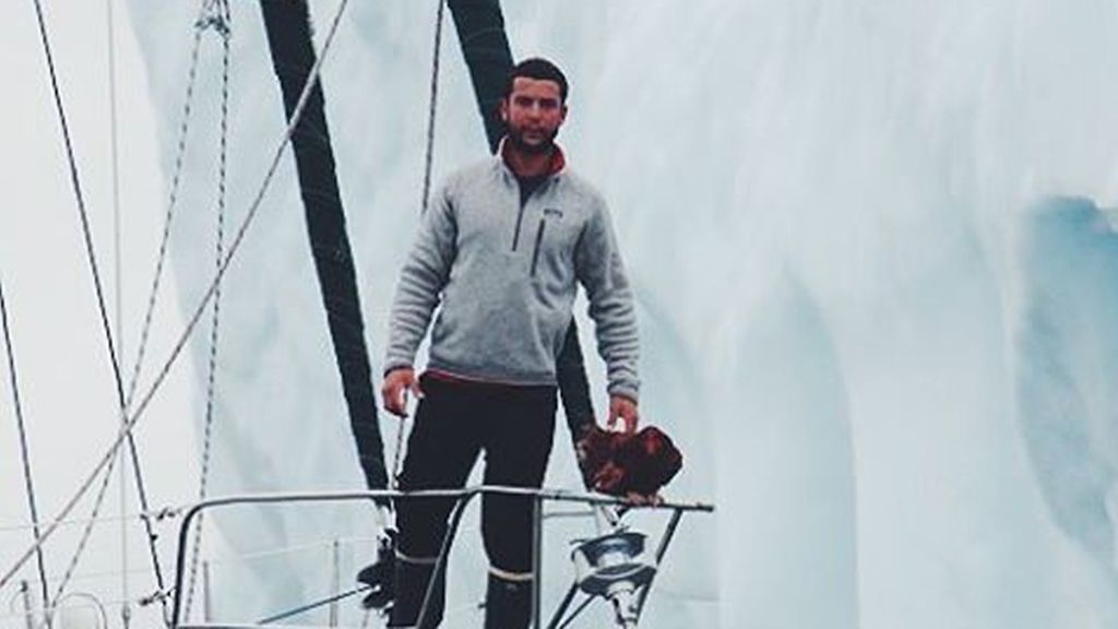 Un hombre da la vuelta al mundo...con su gallina