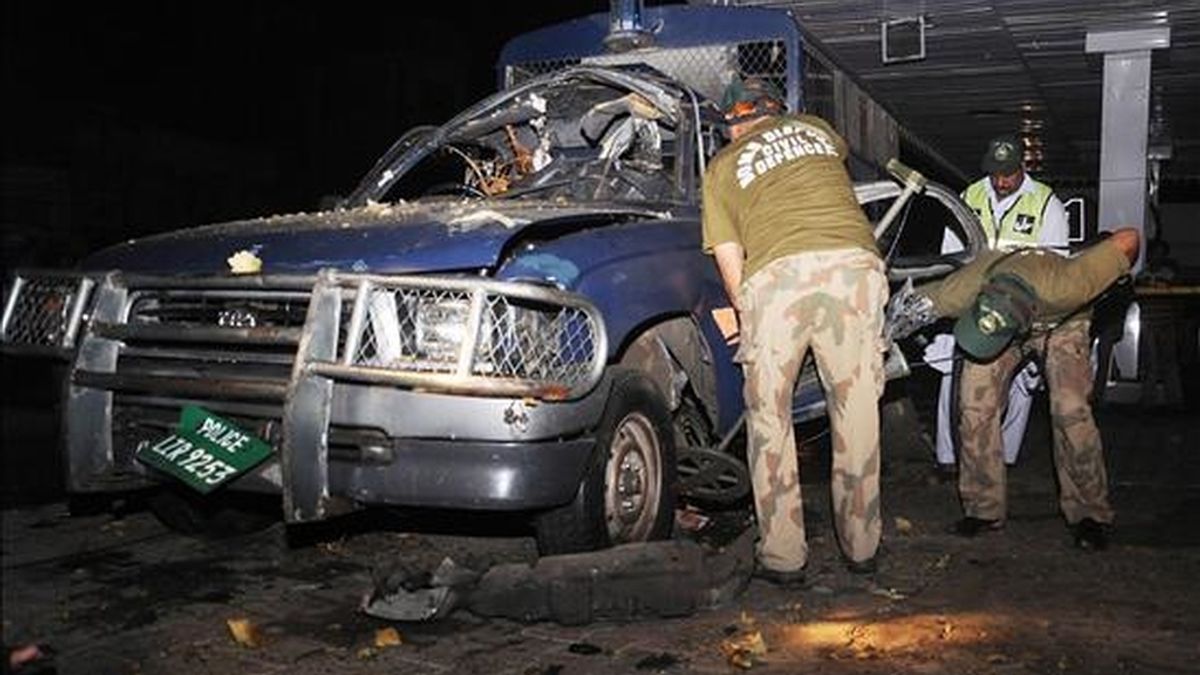 Expertos en desactivación de bombas examinan un coche de la Policía, tras el ataque de dos estaciones de policía por un grupo de desconocidos en Lahore (Pakistán). EFE