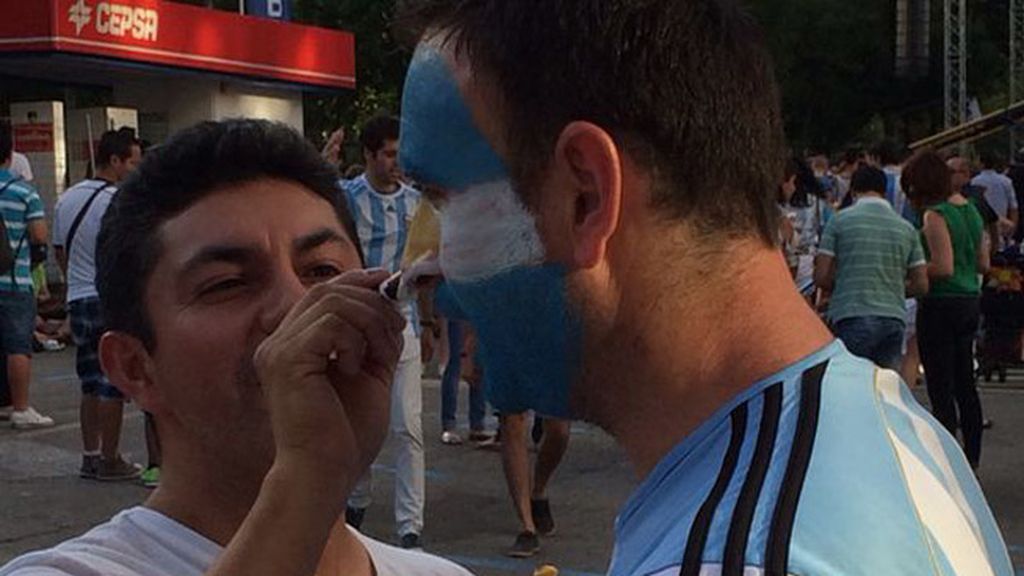 Los hinchas argentinos inundan de albiceleste el Hyundai Fan Park de Madrid