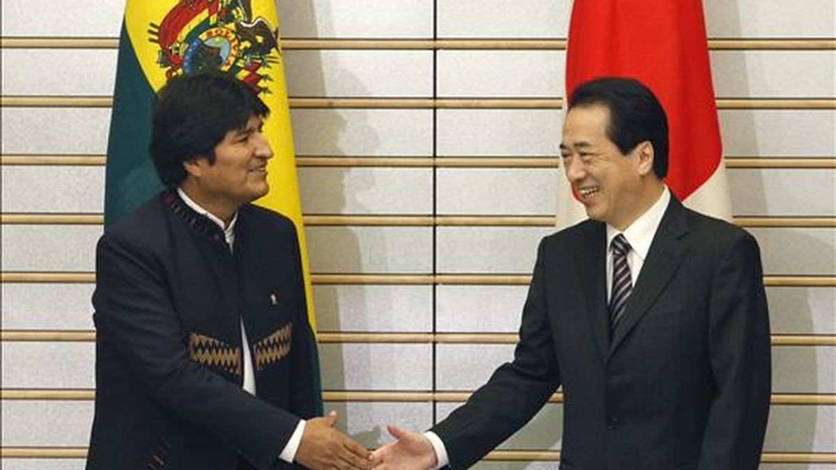 El presidente de Bolivia, Evo Morales (i) estrecha la mano del primer ministro japonés, Naoto Kan (d), con el que entre otras cosas firmará convenios para financiar un proyecto de energía en Potosí (suroeste de Bolivia), al inicio de una reunión en Tokio, Japón. EFE